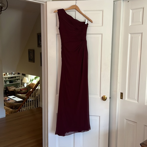 Formal gown by Bill Levkoff
Maroon color size 2
Right shoulder open.
Worn once - Picture 2 of 4
